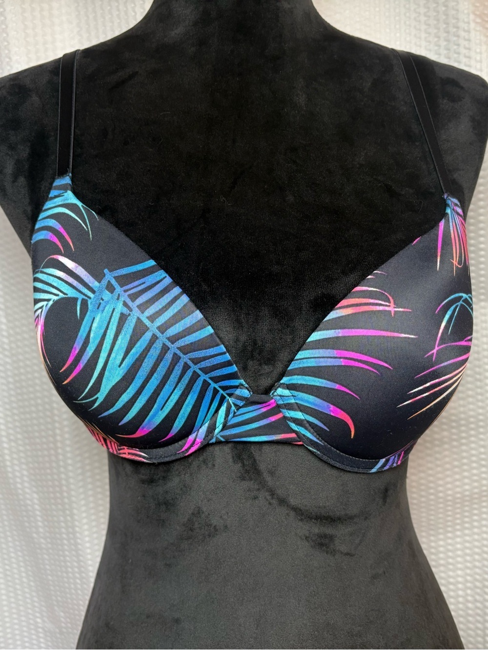PINK Victoria’s Secret Black Vibrant Tropical Wear Everywhere push-up bra 36B